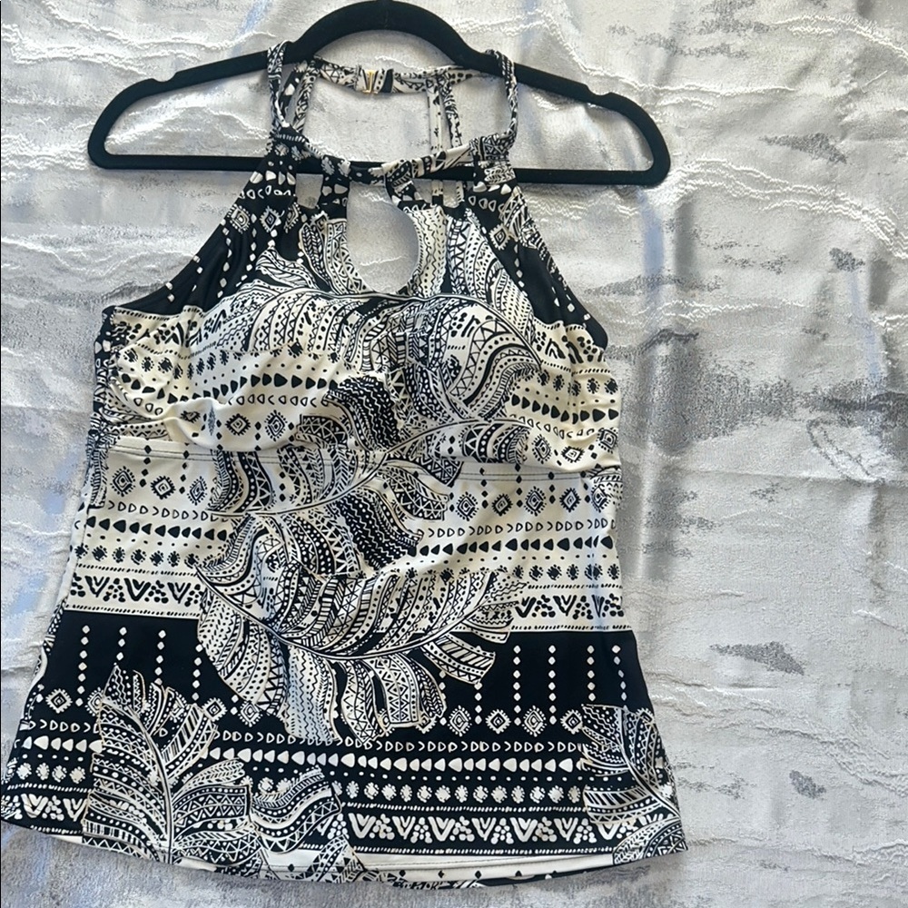 St. John's Bay Black and White Patterned Tank Top great pre-penes condition